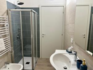 ein Bad mit einer Glasdusche und einem Waschbecken in der Unterkunft Modern-House • Fiera Milano (MiCo) • City Life in Mailand