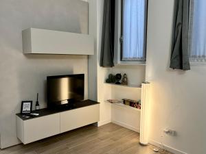 ein Wohnzimmer mit einem TV im Zimmer in der Unterkunft Modern-House • Fiera Milano (MiCo) • City Life in Mailand