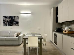 eine Küche mit Esstisch und Sofa in der Unterkunft Modern-House • Fiera Milano (MiCo) • City Life in Mailand