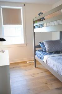 Uma ou mais camas em beliche em um quarto em The Summerhouse @ Saint Peters