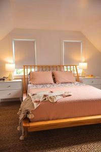 um quarto com uma cama com 2 cómodas e 2 candeeiros em The Summerhouse @ Saint Peters em Saint Peters