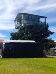 Aguas ZarcasCasa árbol的树顶上的房子