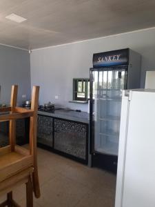 una cocina con nevera saneada en una habitación en Casa árbol, en Aguas Zarcas