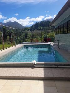 una piscina con vistas a las montañas en Casa árbol, en Aguas Zarcas