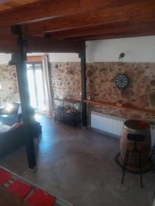Casa Buscareta في Montán: غرفة معيشة مع أريكة وطاولة