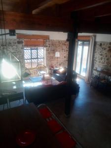 een woonkamer met een bank en een tafel bij Casa Buscareta in Montán