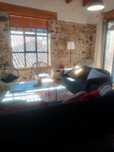 uma sala de estar com um sofá e uma janela em Casa Buscareta em Montán