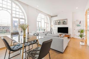 uma sala de estar com um sofá e uma mesa em ARCORE Premium Apartments Oxford Street Area em Londres