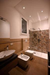 y baño con lavabo, aseo y ducha. en Lucalì Mountain Room, en Ponte di Legno