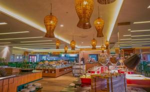 a restaurant with many lights hanging from the ceiling at Hot Beach Suites in Olímpia