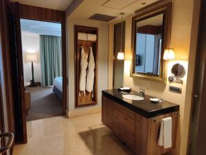 bagno con lavandino e specchio di Hesperia WTC Valencia a Valencia
