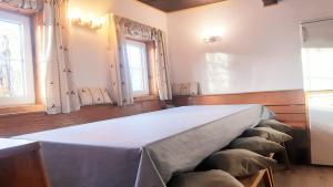 Habitación con cama grande en habitación con ventanas en Almhütte Brandgut, en Mühlbach am Hochkönig 53 fotos más