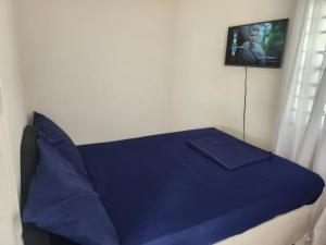 Кровать или кровати в номере Dunbar's Studio