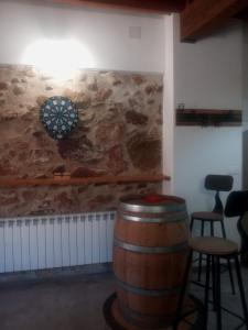 une chambre avec un tonneau et un tableau de fléchettes sur un mur dans l'établissement Casa Buscareta, à Montán