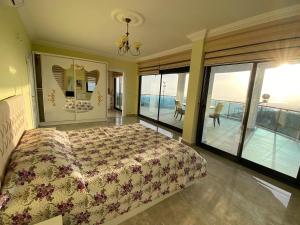 Säng eller sängar i ett rum på Villa - Luxux - Rooftop - Terrasse - Whirlpool - Pool