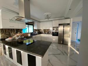 Nhà bếp/bếp nhỏ tại Villa - Luxux - Rooftop - Terrasse - Whirlpool - Pool