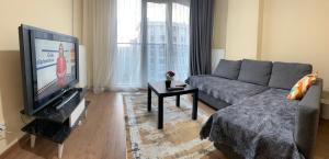伊斯坦堡的住宿－Apartment two rooms very spacious，带沙发和平面电视的客厅