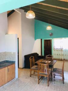 een woonkamer met een tafel en stoelen en een bank bij Grecovich House in Encarnación