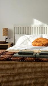 Una cama con tres almohadas encima. en Apartament a Sant Celoni, Montseny, en Sant Celoni