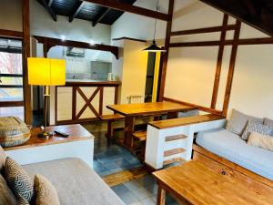 AldeaAndina Tiempo Compartido Hotel&Spa Bariloche في سان كارلوس دي باريلوتشي: غرفة معيشة بها أريكة وطاولة