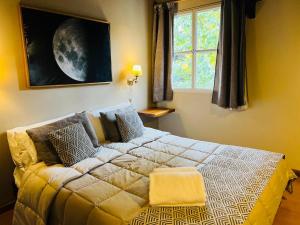 AldeaAndina Tiempo Compartido Hotel&Spa Bariloche في سان كارلوس دي باريلوتشي: غرفة نوم بسرير كبير مع نافذة +37 صورة