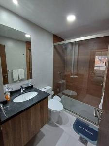 y baño con aseo, lavabo y ducha. en Un lugar para ti en Cochabamba., en Cochabamba