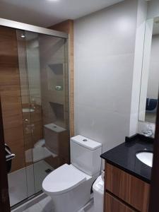 W łazience znajduje się toaleta i przeszklony prysznic. w obiekcie Un lugar para ti en Cochabamba. w mieście Cochabamba