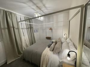 Cama o camas de una habitación en Château by the Sea - Luxury hotel style 3 bed with hot tub