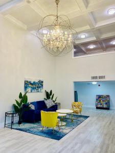 uma sala de estar com um sofá, uma mesa e cadeiras em Rodeway Inn Clearwater - Central em Clearwater