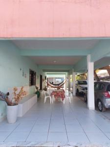 un patio con mesa y sillas en una casa en Casa ampla em Condomínio Águas de Olivença en Olivença