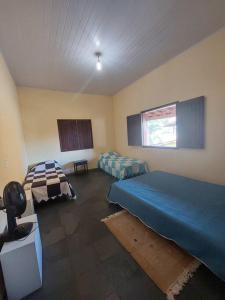 1 dormitorio con 2 camas y TV. en Casa ampla em Condomínio Águas de Olivença en Olivença