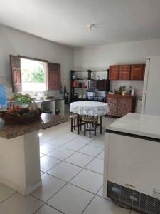 una cocina con una mesa en el medio. en Casa ampla em Condomínio Águas de Olivença en Olivença