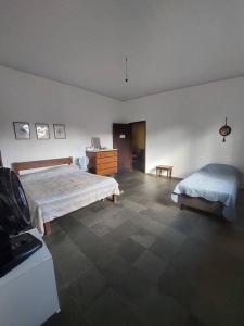 1 dormitorio con 2 camas y TV. en Casa ampla em Condomínio Águas de Olivença en Olivença