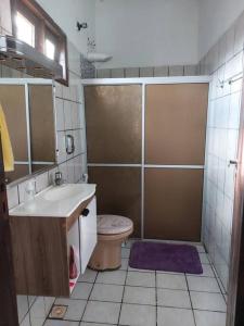 y baño con lavabo y aseo. en Casa ampla em Condomínio Águas de Olivença en Olivença