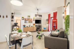 a living room with a table and a couch at Peri Peri House - Palermo Centro in Palermo +66 photos