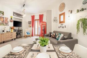 a living room with a couch and a table at Peri Peri House - Palermo Centro in Palermo