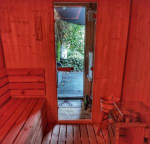 einen Außenblick auf ein rotes Haus mit Tür in der Unterkunft Ferienhaus mit Sauna, Whirlpool und Garten in Wuppertal