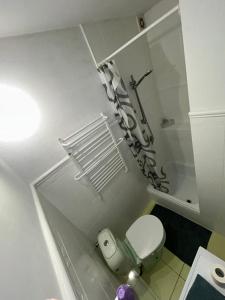 małą łazienkę z toaletą w pokoju w obiekcie Apartament REJA CENTRUM w mieście Kętrzyn