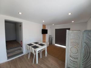comedor con mesa y sala con TV en Terraços da Serra, en Painho 2 fotos más