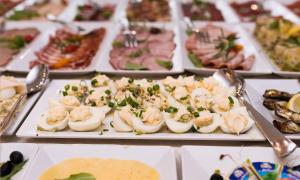 ミエンジズドロイェにあるRezydencja Korabのテーブルの上に並ぶ様々な種類の料理を楽しめます。