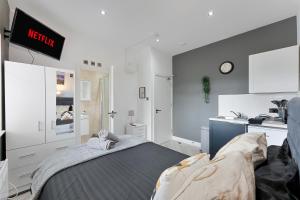 Gallery image of West Five, Double Bedroom Suite with Private Bathroom in London