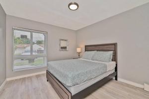 ミラマーにあるSpacious 4 bedrooms, 2 bathroom house with poolのベッドと窓のある寝室 +29枚の写真