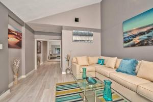 ミラマーにあるSpacious 4 bedrooms, 2 bathroom house with poolのソファとガラスのテーブルのあるリビングルーム