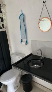 een badkamer met een wit toilet en een wastafel bij Sitio 2k Mairinque in Mairinque