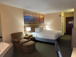 Postel nebo postele na pokoji v ubytování Days Inn & Suites by Wyndham Eunice