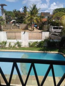 - Vistas a la piscina de una casa en Casa poucos metros do mar Cabo de Sto Agostinho, en Recife