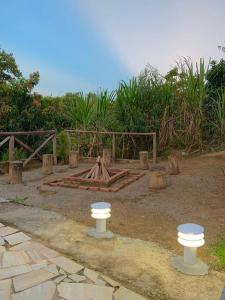 een park met twee krukken in de grond bij Sitio 2k Mairinque in Mairinque