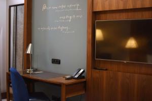 Televiisor ja/või meelelahutuskeskus majutusasutuses Radisson BLU Hotel Yerevan