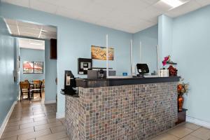 a restaurant with a brick counter in a room at SureStay Hotel by Best Western Clermont Theme Park West in Kissimmee