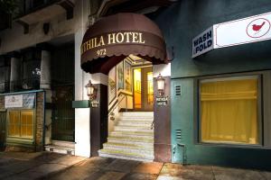 un edificio con entrada a un hotel en Mithila San Francisco - SureStay Collection by Best Western en San Francisco